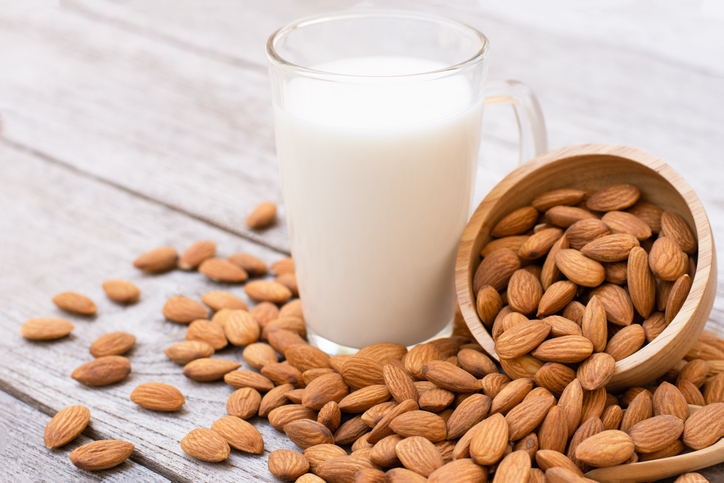 Beneficios de la leche de almendras para la mujer Beneficios de la leche de almendras para la mujer