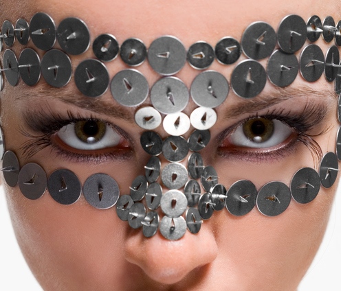 Maquillaje con tachuelas, la imagen más rockera para ti