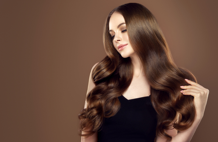 Cómo tener brillo en el cabello