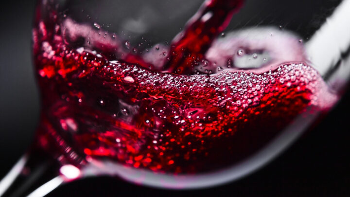 Las propiedades del vino tinto: ¿es saludable beberlo moderadamente?